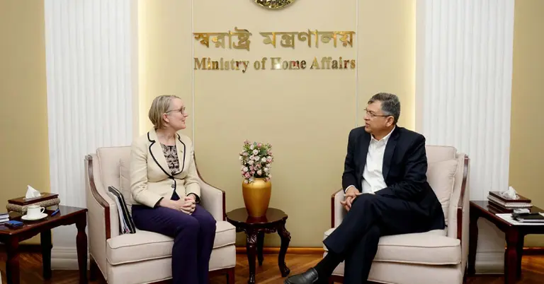 স্বরাষ্ট্রমন্ত্রী সালাহউদ্দিন আহমদের সঙ্গে ব্রিটিশ হাইকমিশনার সারাহ কুক